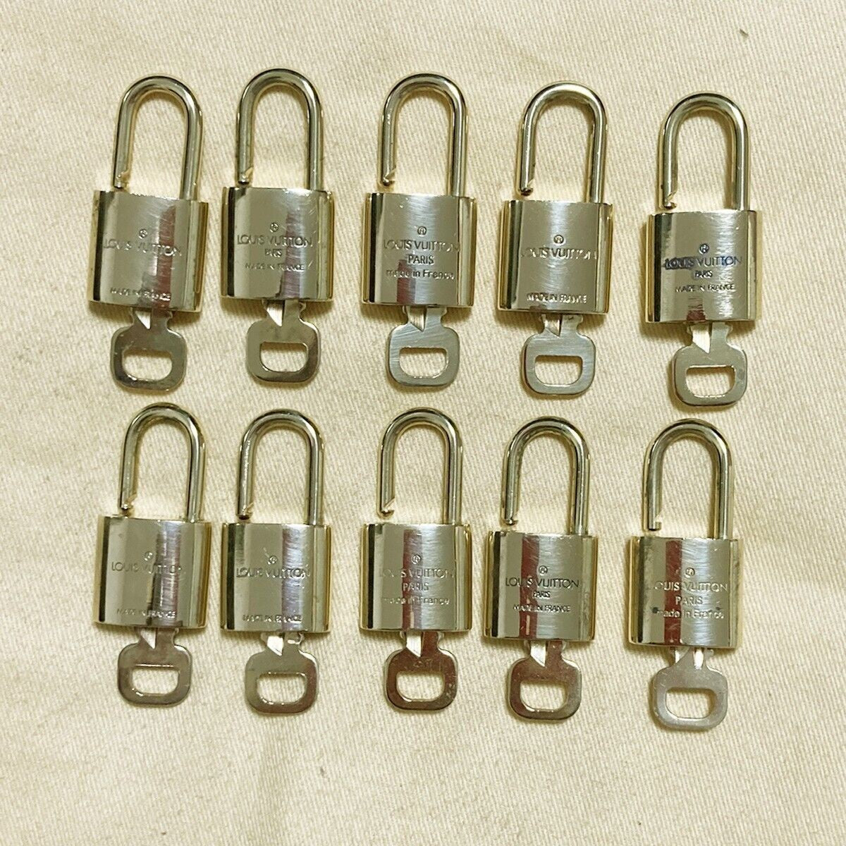 LOUIS VUITTON LV 10 SET PADLOCK KEY BAG CHARM CADENA GOLD PLATED FRANCE 37PDA071