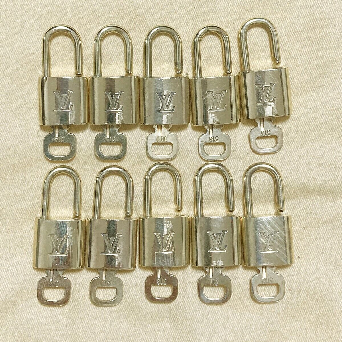 LOUIS VUITTON LV 10 SET PADLOCK KEY CHARM CADENA GOLD-PLATED FRANCE 61PDA170
