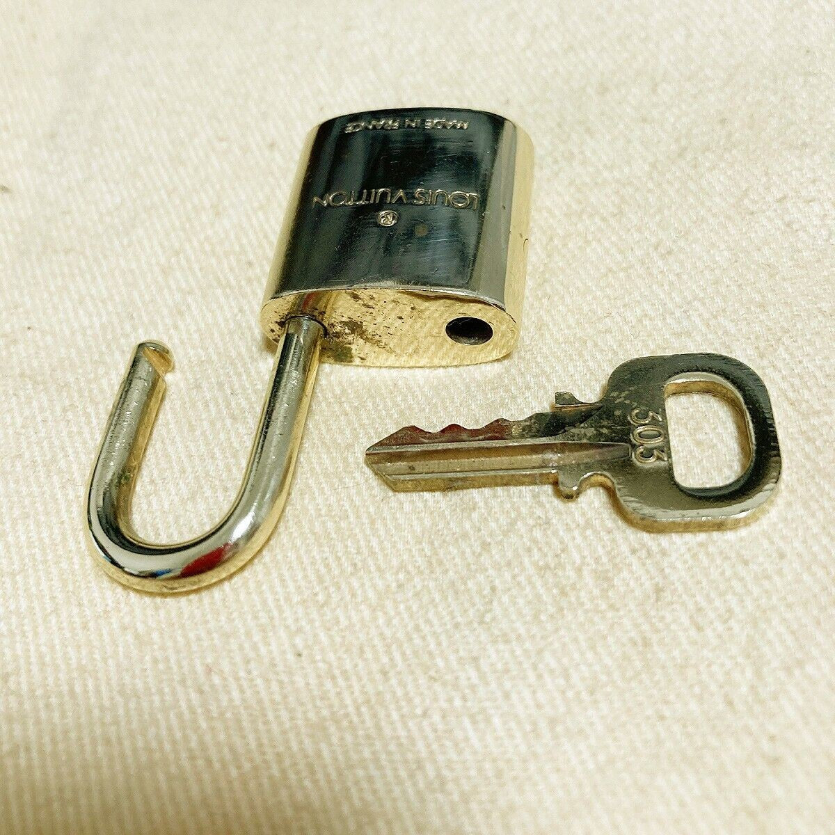 LOUIS VUITTON LV 10 SET PADLOCK KEY BAG CHARM CADENA GOLD PLATED FRANCE 39PDA108