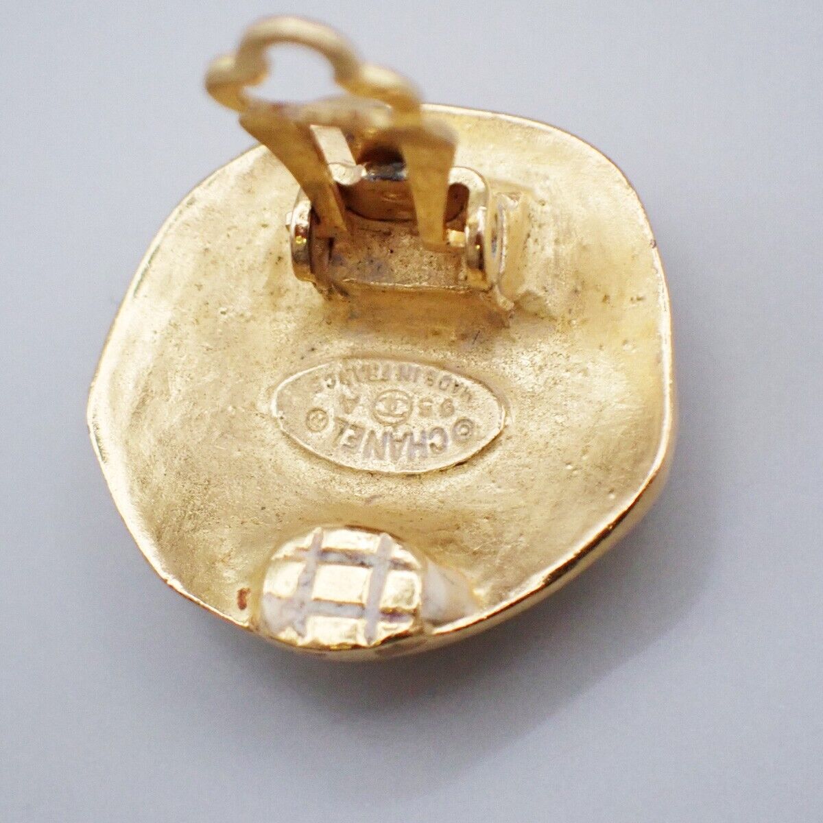 CHANEL CC Logo Button Earrings 95A Clip-On Gold France Vintage 34RK706