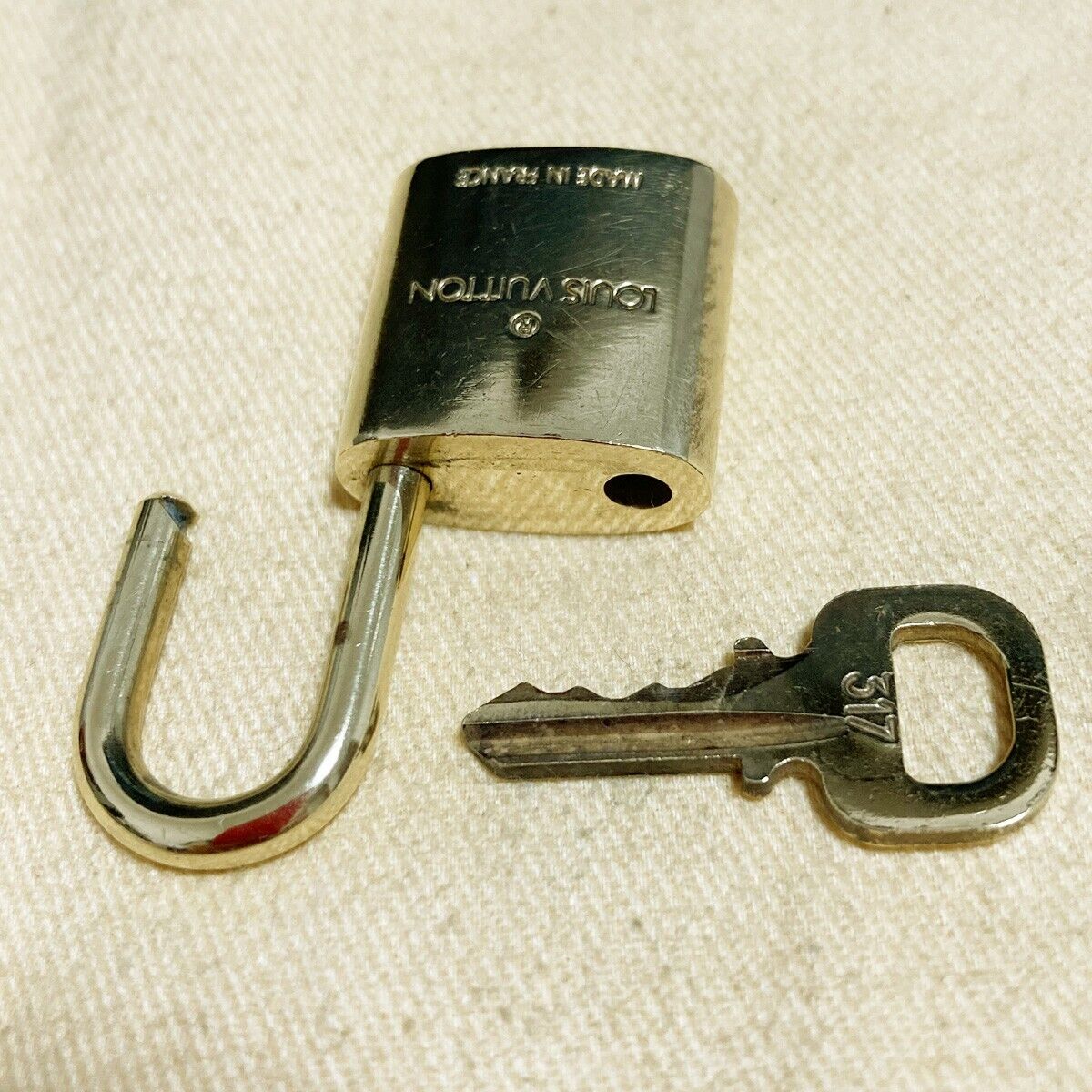 LOUIS VUITTON LV 10 SET PADLOCK KEY BAG CHARM CADENA GOLD PLATED FRANCE 02PDA081