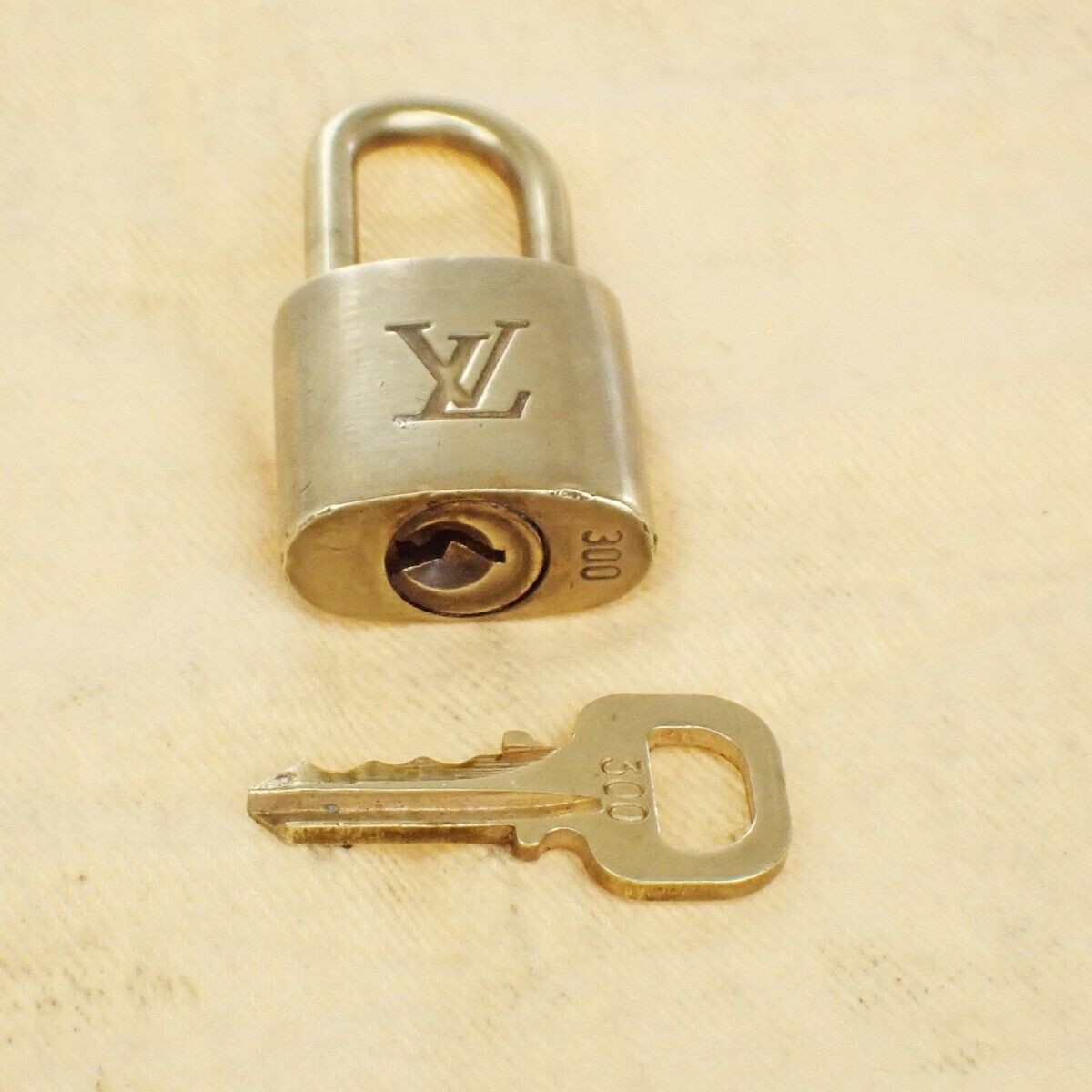 LOUIS VUITTON LV 10 SET PADLOCK KEY BAG CHARM CADENA GOLD PLATED FRANCE 33EB420