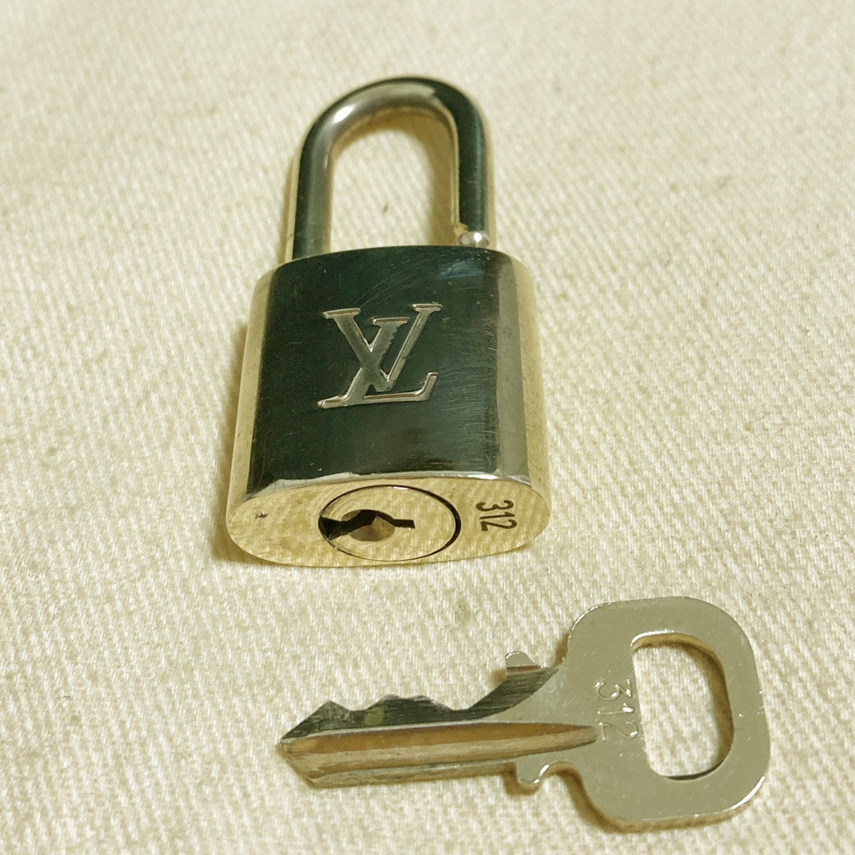 LOUIS VUITTON LV 10 SET PADLOCK KEY CHARM CADENA GOLD-PLATED FRANCE 31PDA265