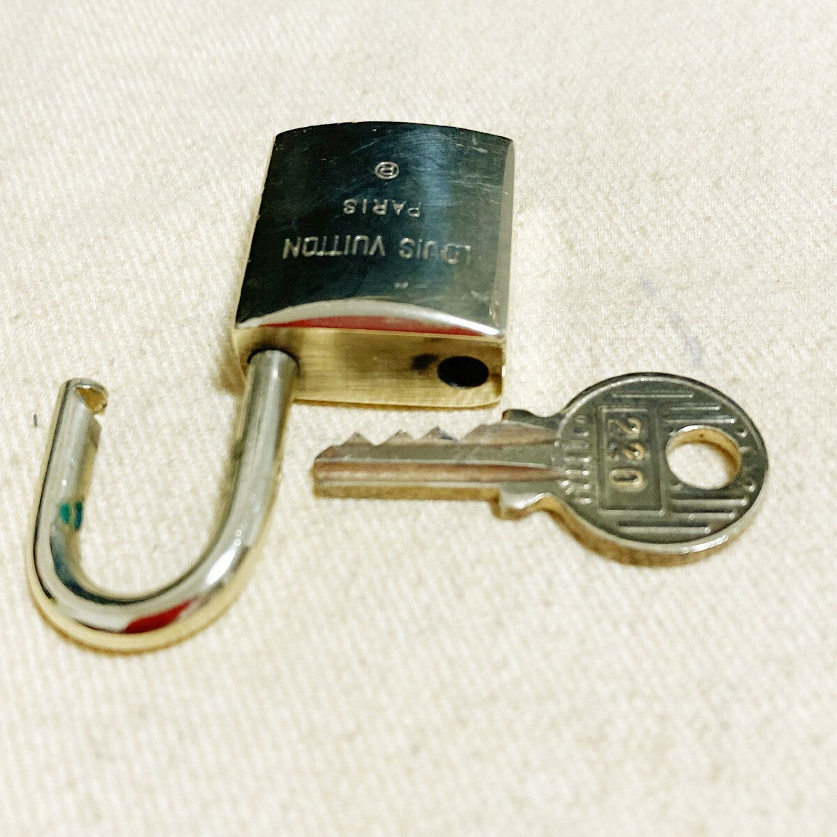LOUIS VUITTON LV 10 SET PADLOCK KEY CHARM CADENA GOLD-PLATED FRANCE 62PDA176