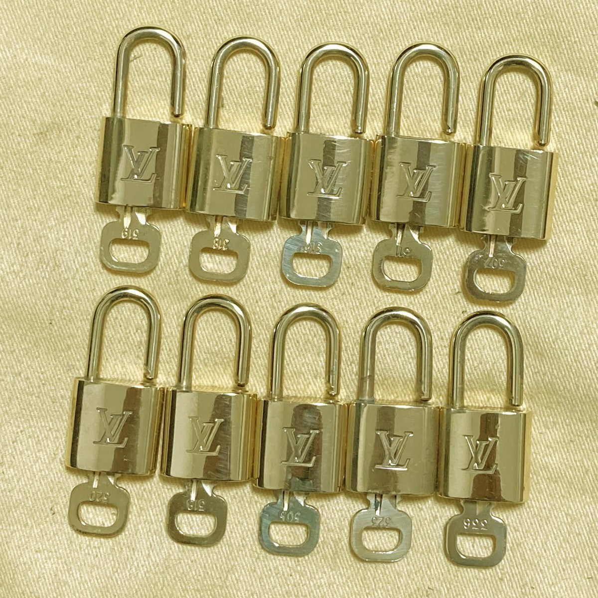 LOUIS VUITTON LV 10 SET PADLOCK KEY CHARM CADENA GOLD-PLATED FRANCE 35PDA248
