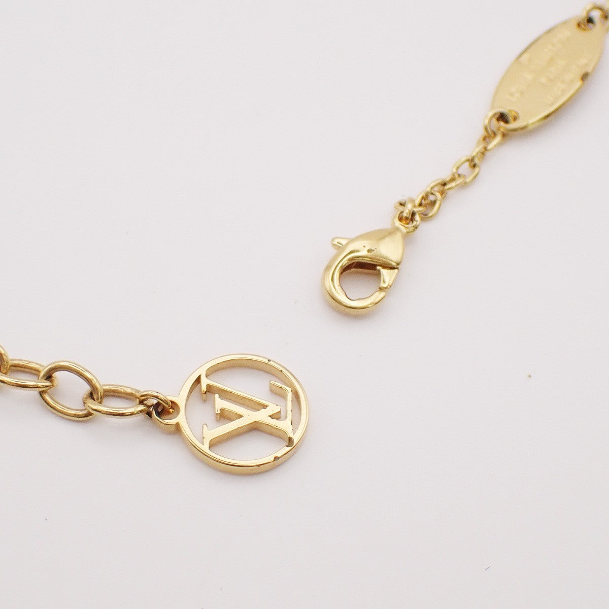 LOUIS VUITTON Essential V Planet Necklace Rhinestone GHW M68920 37EG281