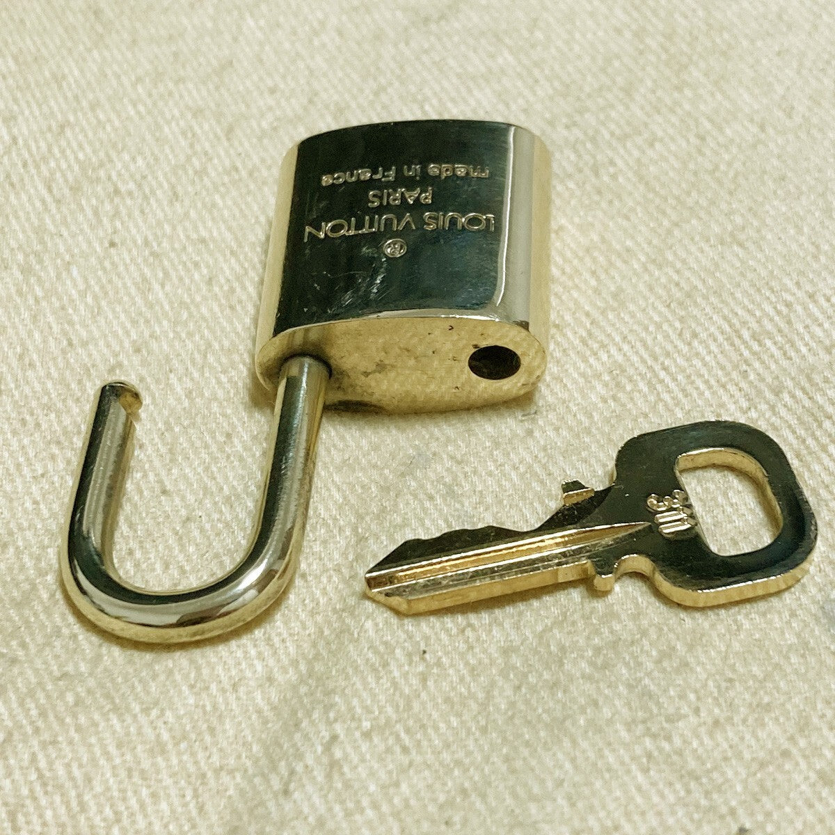 LOUIS VUITTON LV 10 SET PADLOCK KEY CHARM CADENA GOLD-PLATED FRANCE 39PDA190