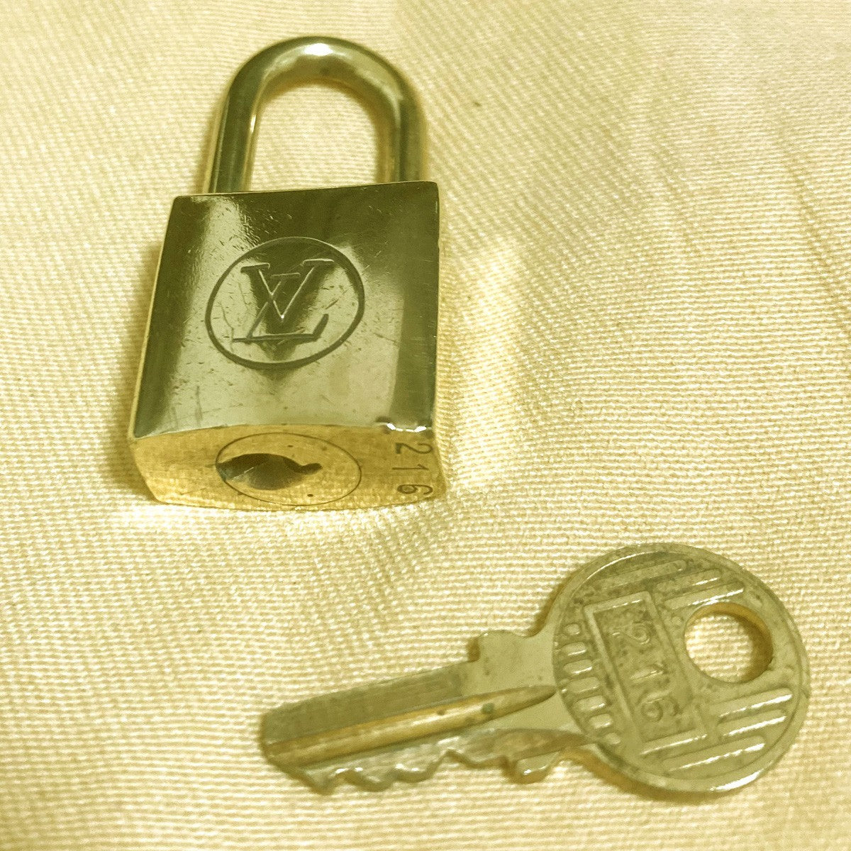 LOUIS VUITTON LV 19 SET PADLOCK KEY CHARM CADENA GOLD-PLATED FRANCE 69PDA319