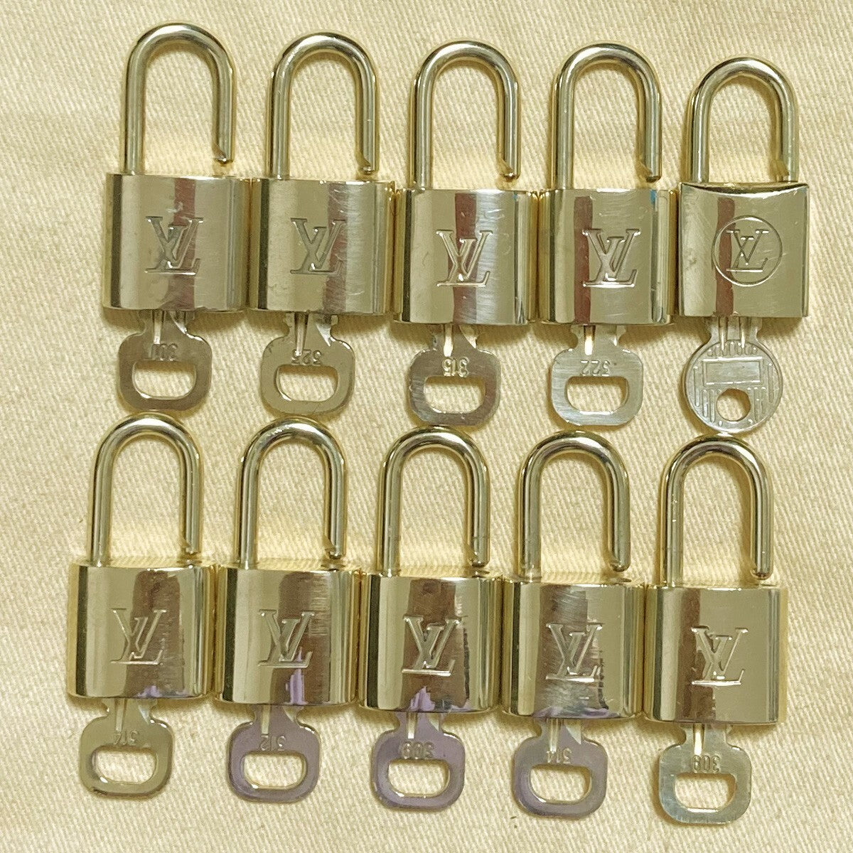 LOUIS VUITTON LV 10 SET PADLOCK KEY CHARM CADENA GOLD-PLATED FRANCE 33PDA147