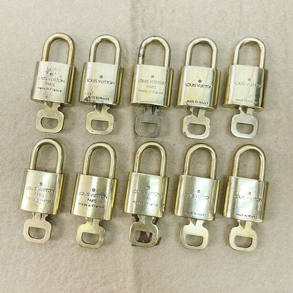 LOUIS VUITTON LV 10 SET PADLOCK KEY BAG CHARM CADENA GOLD PLATED FRANCE 35JF651