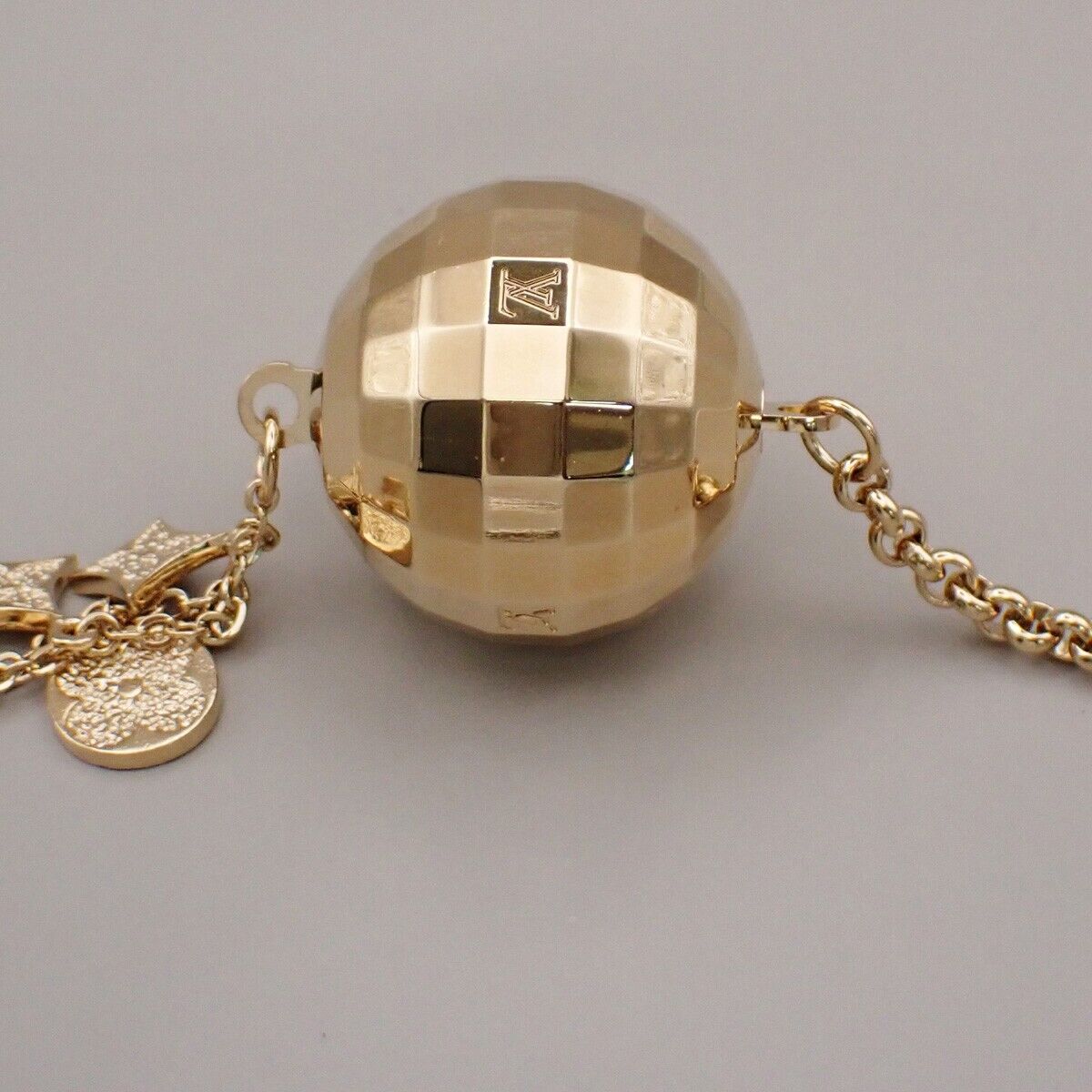 LOUIS VUITTON Porte Cles Glitter Mirror Ball Charm Key Ring GD M65379 64YG570