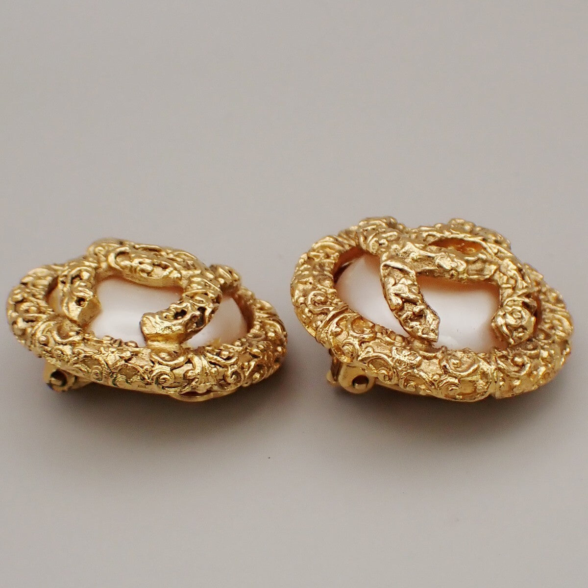 CHANEL CC Round Imitation Pearl Button Earrings 93A Clip-On GHW Vintage 96RK946