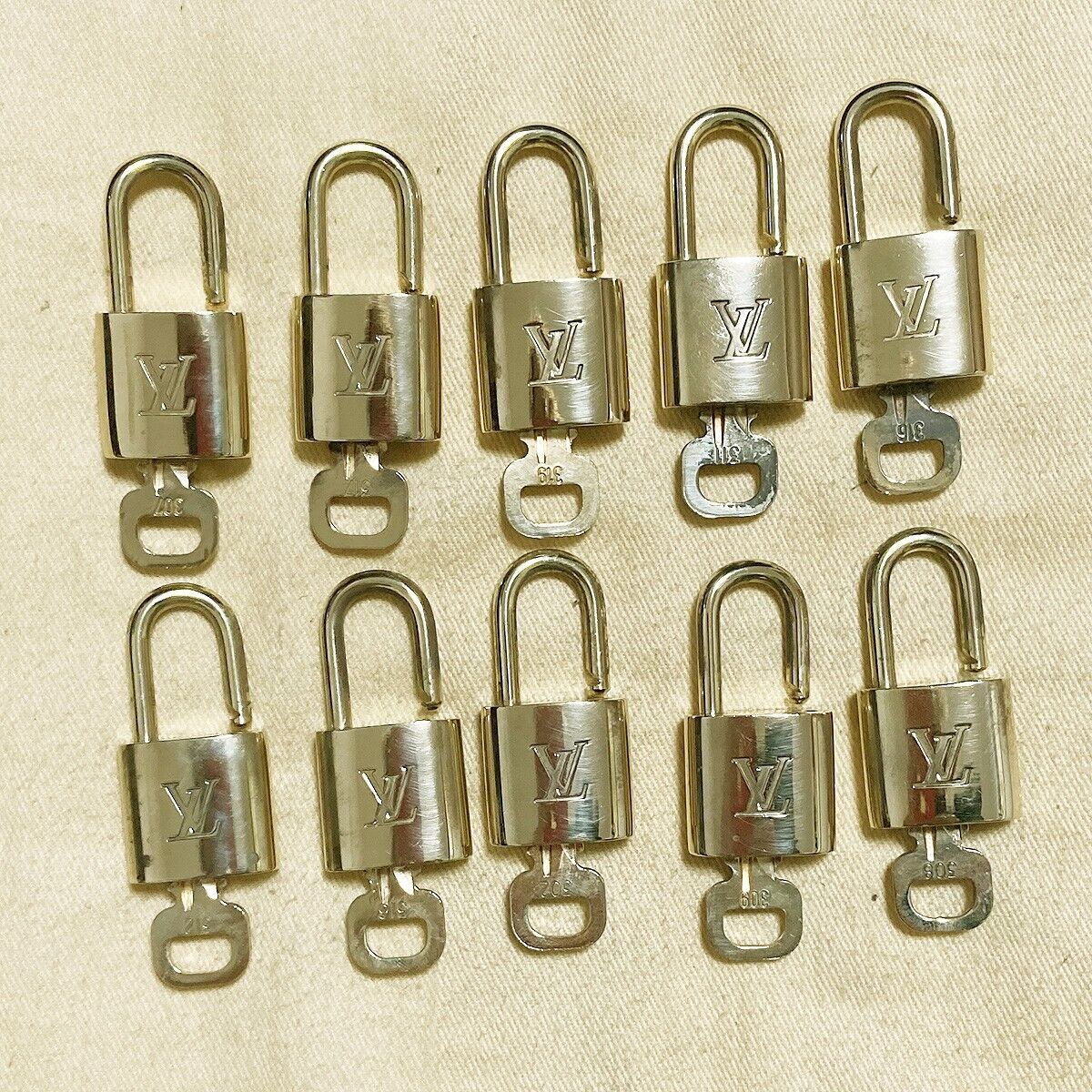 LOUIS VUITTON LV 10 SET PADLOCK KEY BAG CHARM CADENA GOLD PLATED FRANCE 37PDA080