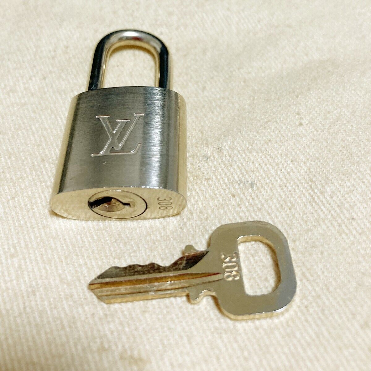 AUTHENTIC LOUIS VUITTON LV 10 SET PADLOCK KEY CHARM CADENA GOLD FRANCE 31PDA118