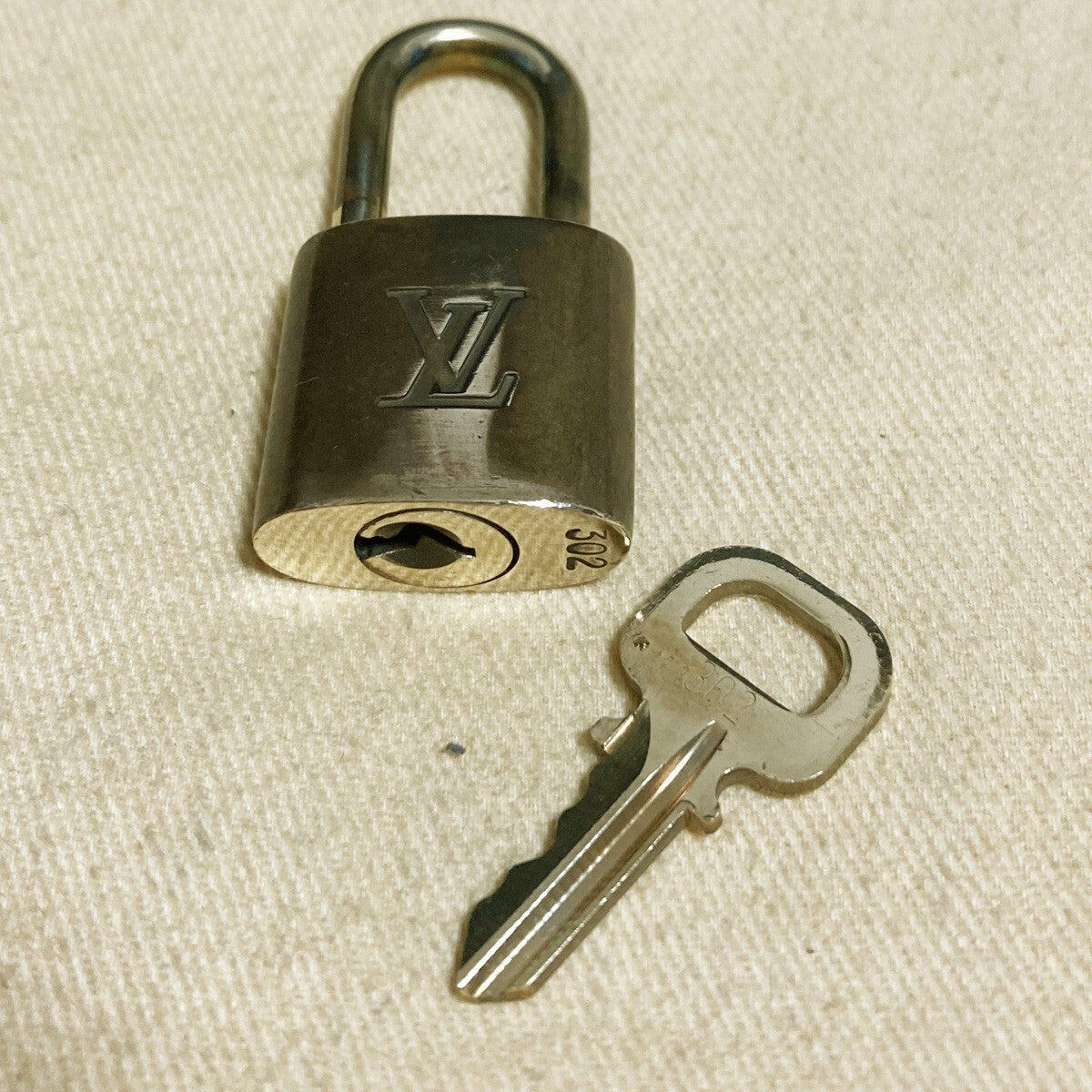 LOUIS VUITTON LV 10 SET PADLOCK KEY CHARM CADENA GOLD-PLATED FRANCE 39PDA172