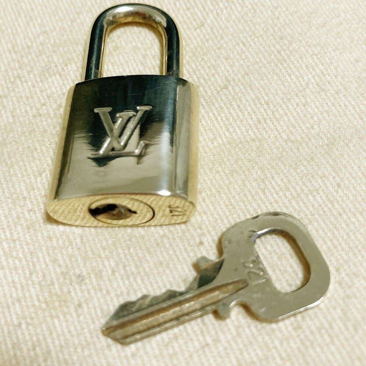 LOUIS VUITTON LV 10 SET PADLOCK CADENA KEY BAG CHARM GOLD PLATED FRANCE 33PDA123