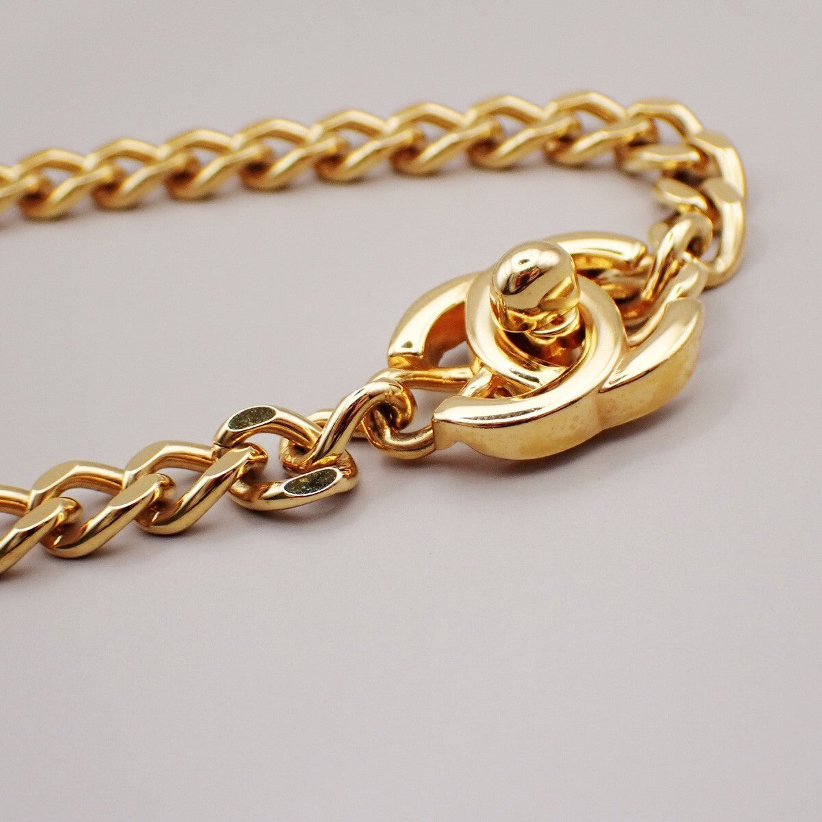 CHANEL CC Logo Turn Lock Chain Necklace Pendant 96A GHW Vintage 45RK644