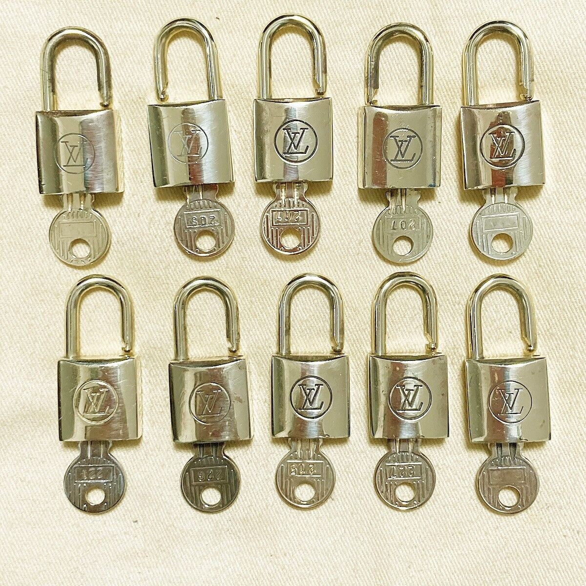 LOUIS VUITTON LV 10 SET PADLOCK KEY BAG CHARM CADENA GOLD PLATED FRANCE 37PDA096