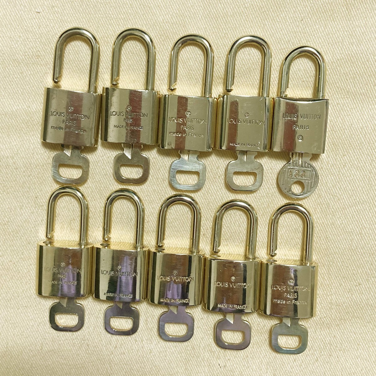 LOUIS VUITTON LV 10 SET PADLOCK KEY CHARM CADENA GOLD-PLATED FRANCE 33PDA147