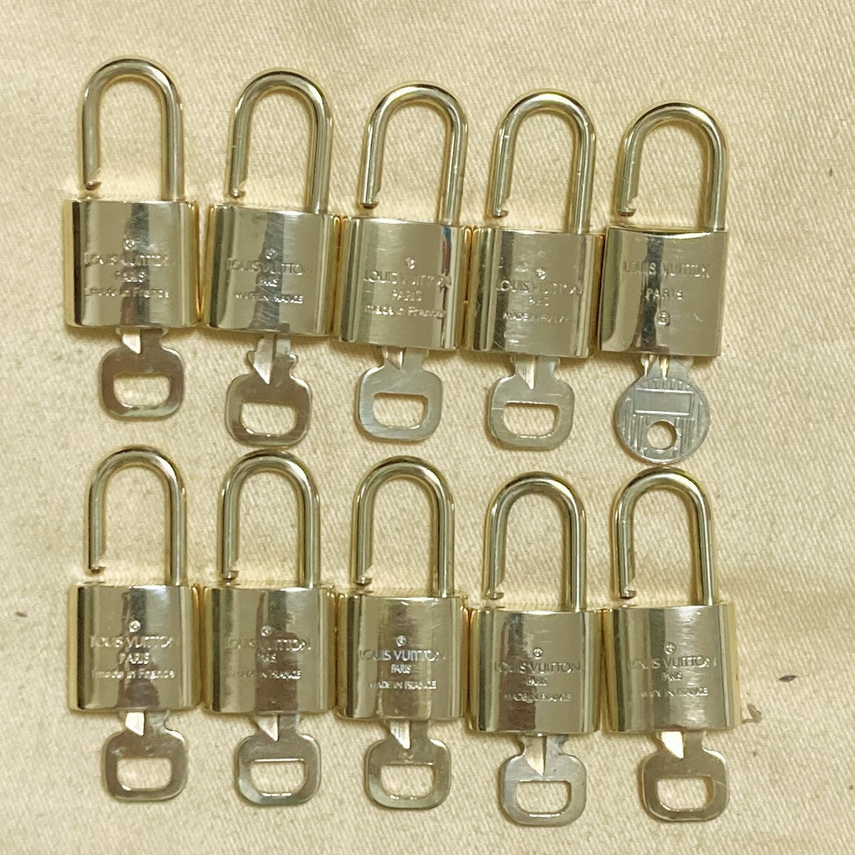 LOUIS VUITTON LV 10 SET PADLOCK KEY CHARM CADENA GOLD-PLATED FRANCE 37PDA208