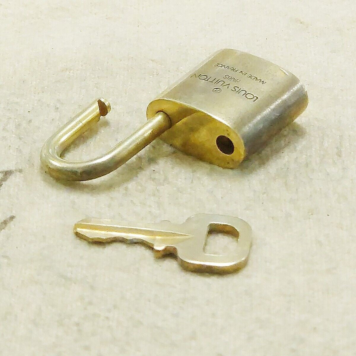 LOUIS VUITTON LV 10 SET PADLOCK KEY BAG CHARM CADENA GOLD PLATED FRANCE 65HA166