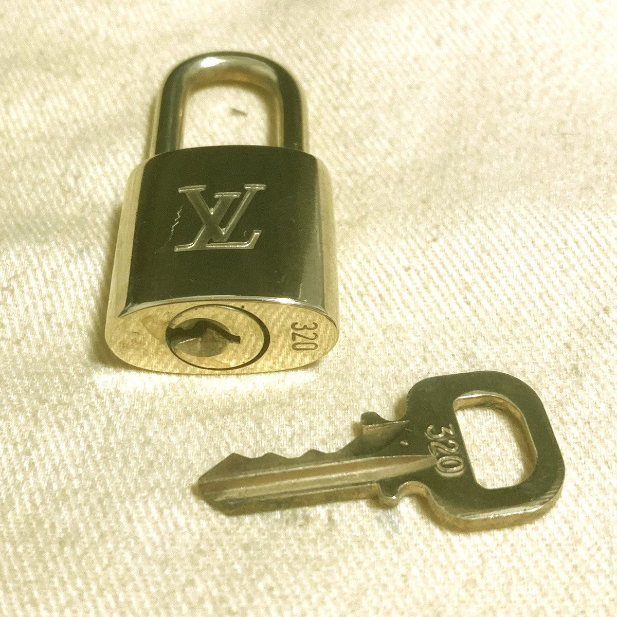 LOUIS VUITTON LV 10 SET PADLOCK KEY CHARM CADENA GOLD-PLATED FRANCE 80PDA309