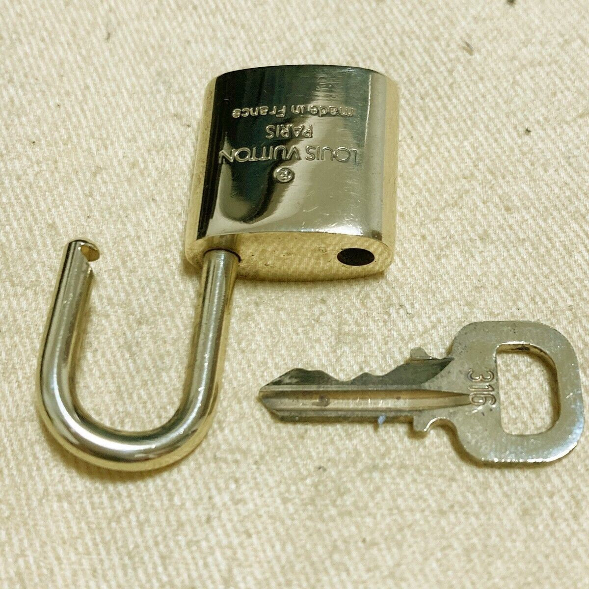 LOUIS VUITTON LV 10 SET PADLOCK KEY CHARM CADENA GOLD-PLATED FRANCE 39PDA199