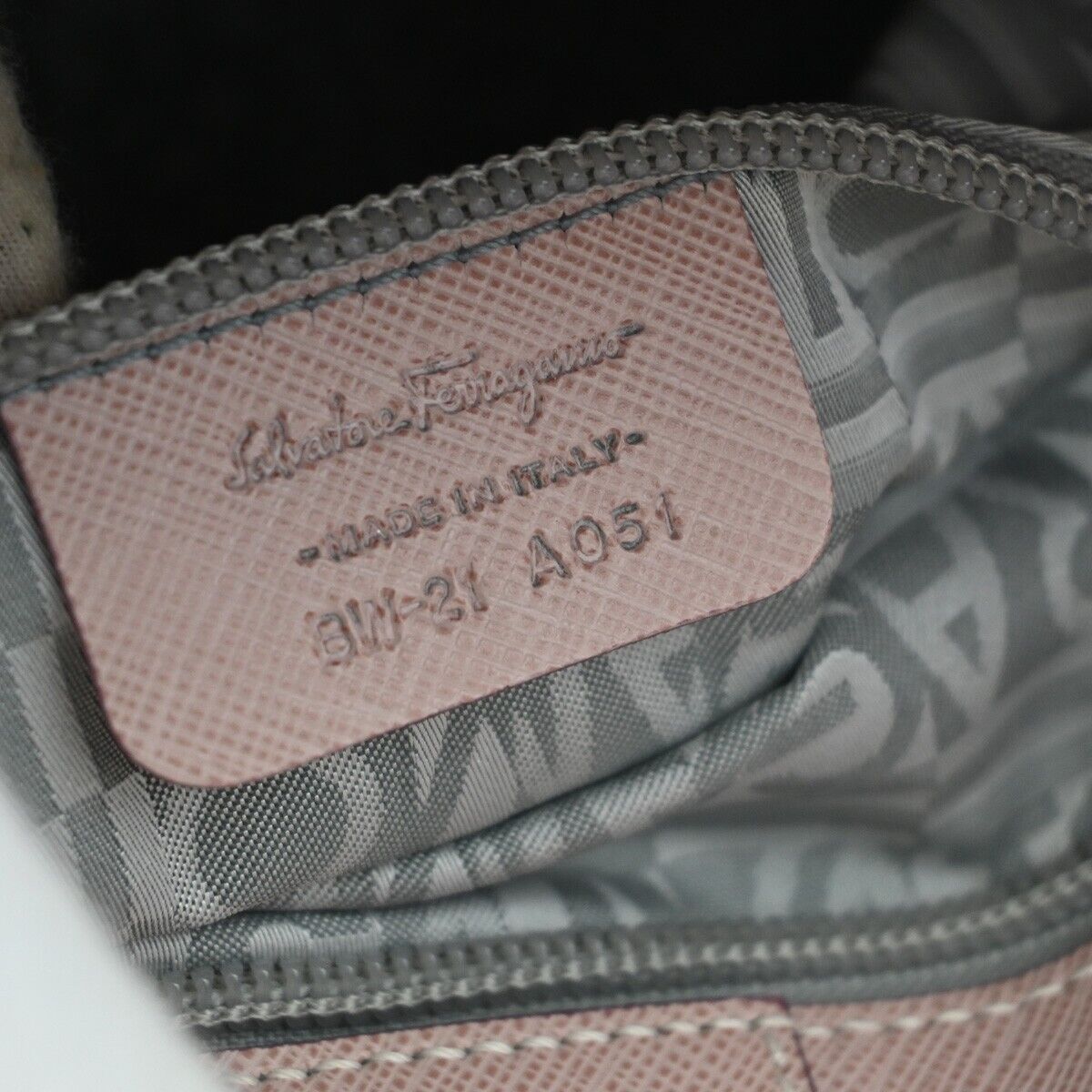 SALVATORE FERRAGAMO Gancini Hand Bag Leather Pink Silver Made in Italy 31EA709
