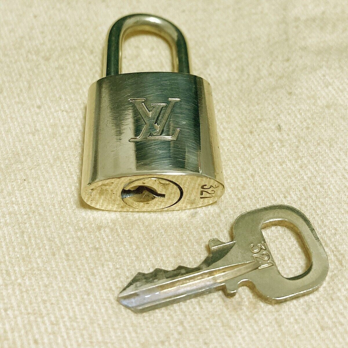 LOUIS VUITTON LV 10 SET PADLOCK CADENA KEY BAG CHARM GOLD PLATED FRANCE 31PDA127