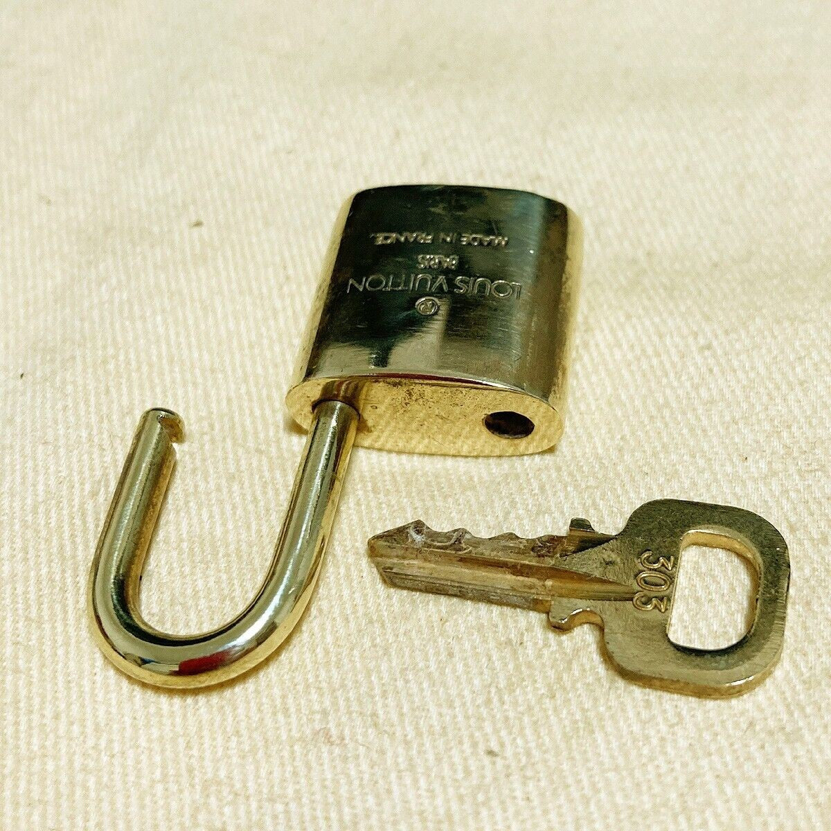 LOUIS VUITTON LV 10 SET PADLOCK KEY BAG CHARM CADENA GOLD PLATED FRANCE 37PDA064