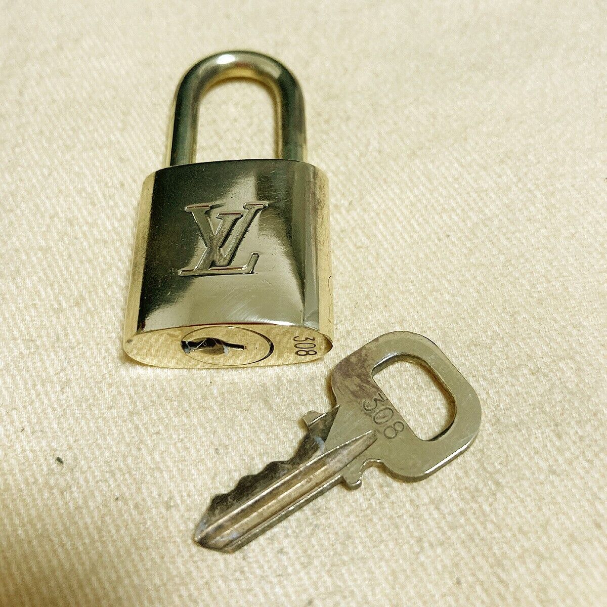 LOUIS VUITTON LV 10 SET PADLOCK KEY BAG CHARM CADENA GOLD PLATED FRANCE 37PDA080