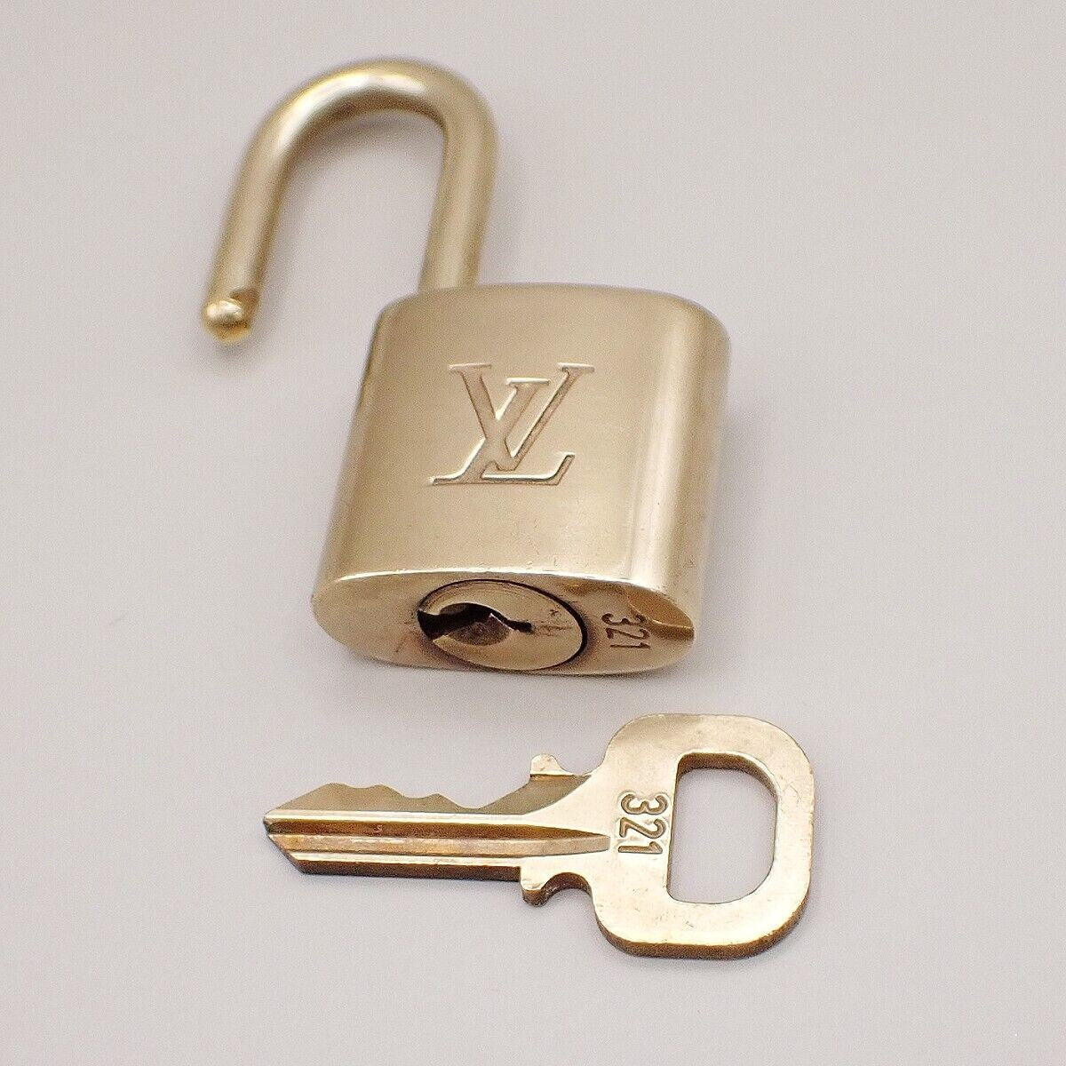 LOUIS VUITTON LV 10 SET PADLOCK CADENA KEY BAG CHARM GOLD PLATED FRANCE 31YE673