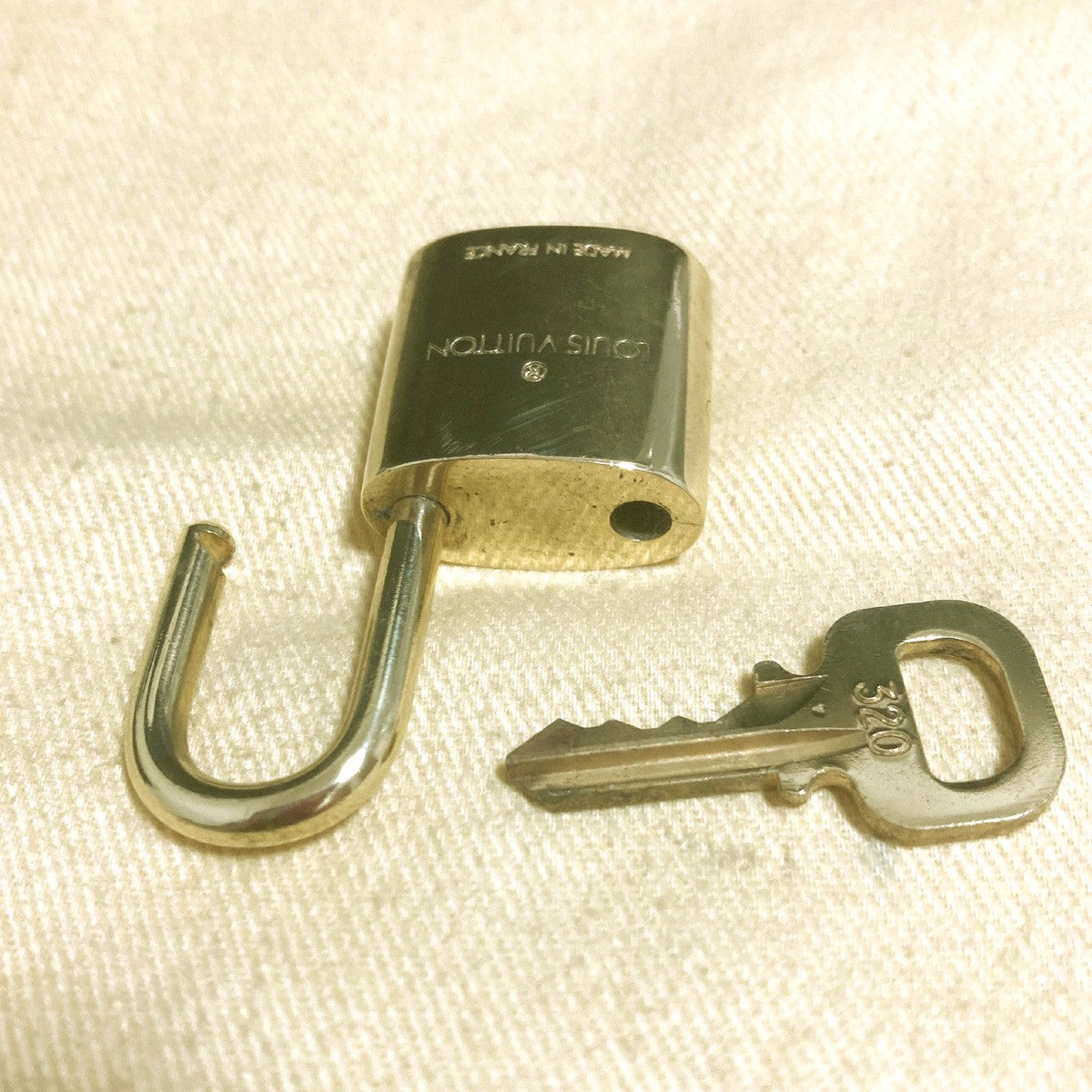 LOUIS VUITTON LV 10 SET PADLOCK KEY CHARM CADENA GOLD-PLATED FRANCE 80PDA309