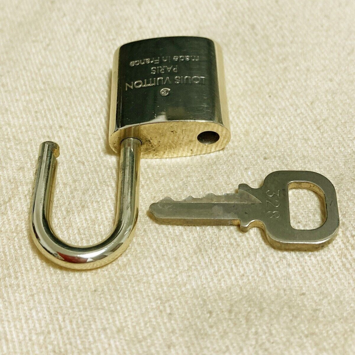 LOUIS VUITTON LV 10 SET PADLOCK KEY CHARM CADENA GOLD-PLATED FRANCE 37PDA167