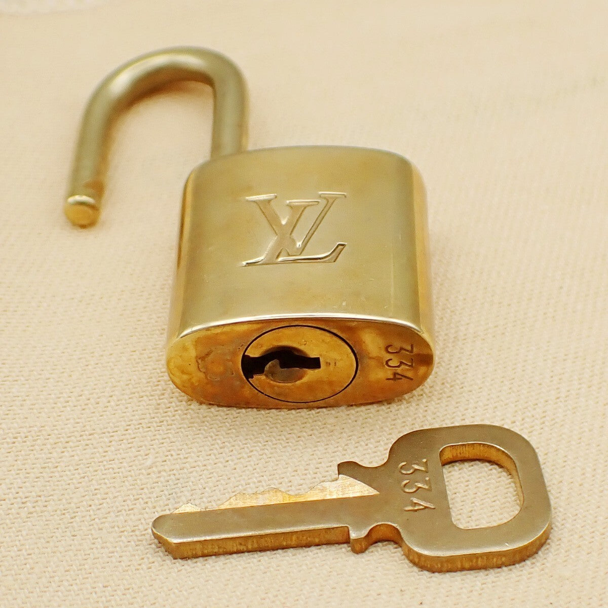 LOUIS VUITTON LV 10 Set  Padlock Key Bag Charm Cadena Gold Plated France 39YF671