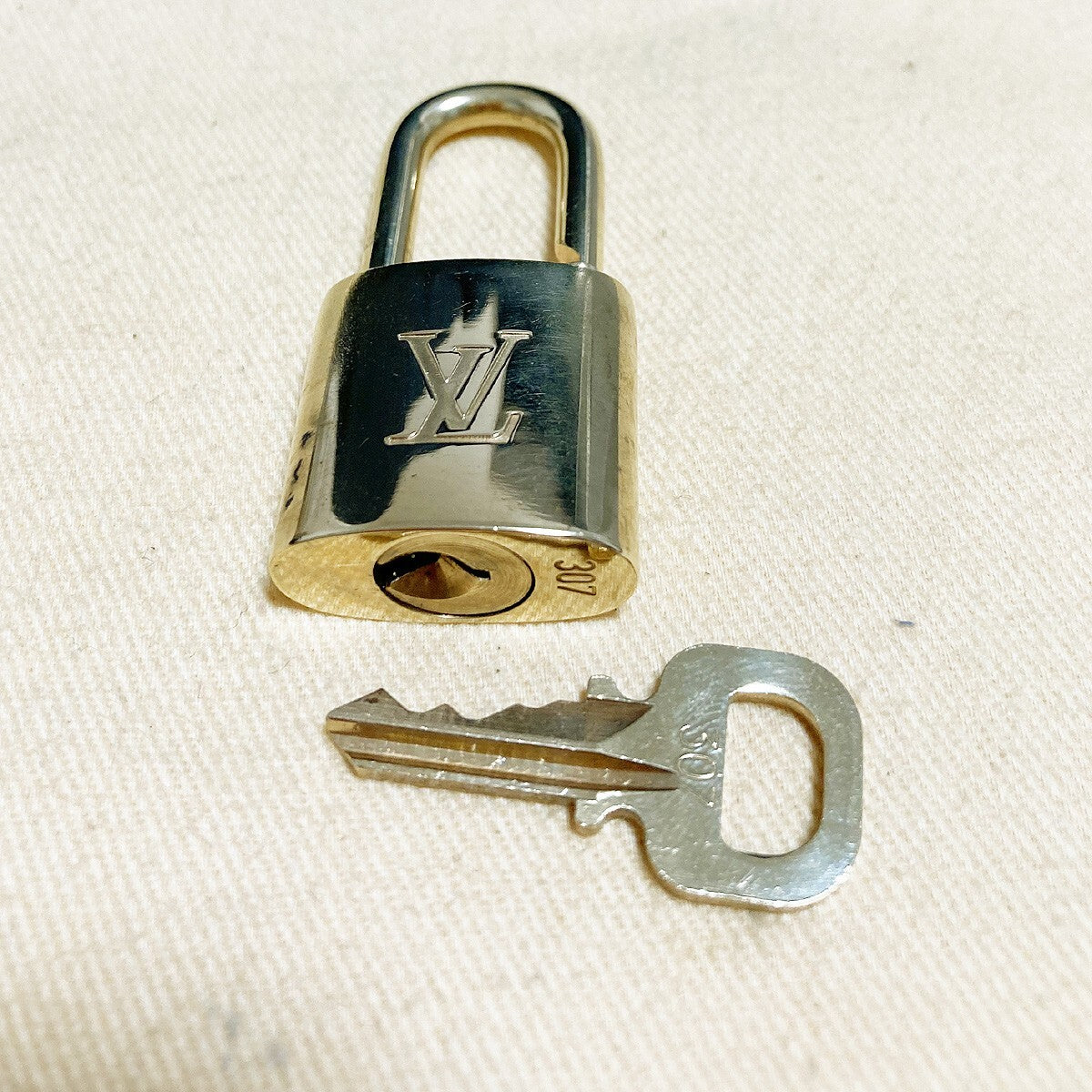 LOUIS VUITTON LV 10 SET PADLOCK KEY BAG CHARM CADENA GOLD PLATED FRANCE 35PDA027