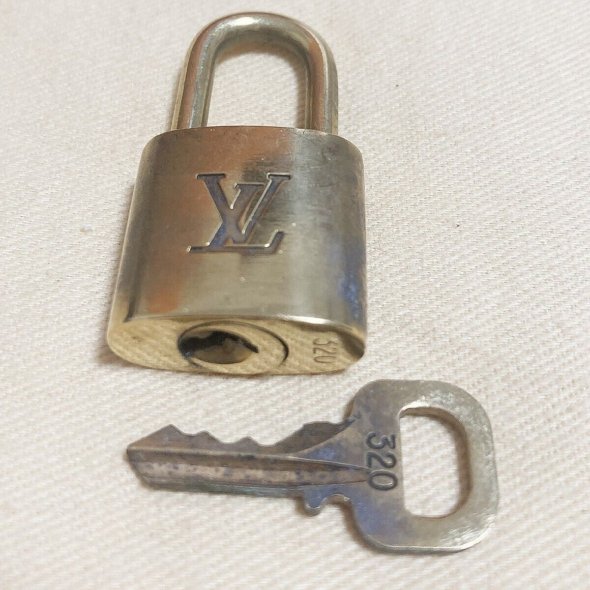 LOUIS VUITTON LV 10 SET PADLOCK KEY BAG CHARM CADENA GOLD PLATED FRANCE 33YB035