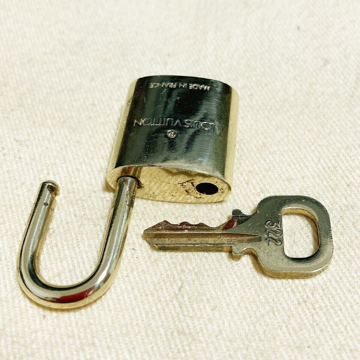 LOUIS VUITTON LV 10 SET PADLOCK KEY BAG CHARM CADENA GOLD PLATED FRANCE 37PDA091