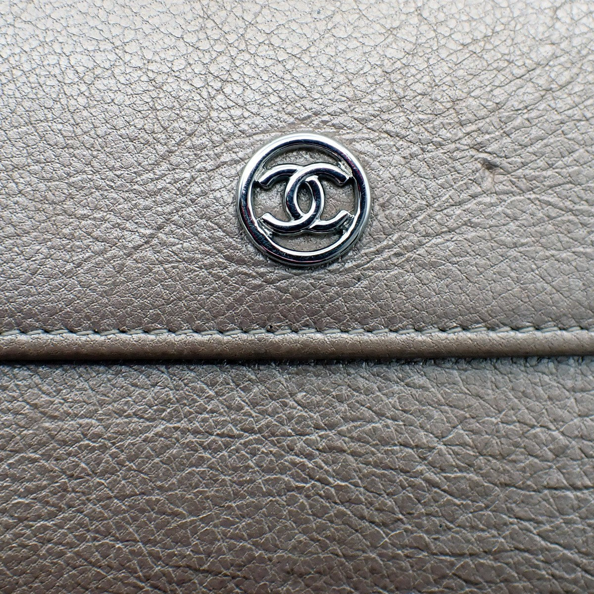 CHANEL CC Logo Trifold Long Wallet Purse Leather Gold Italy 33RL254