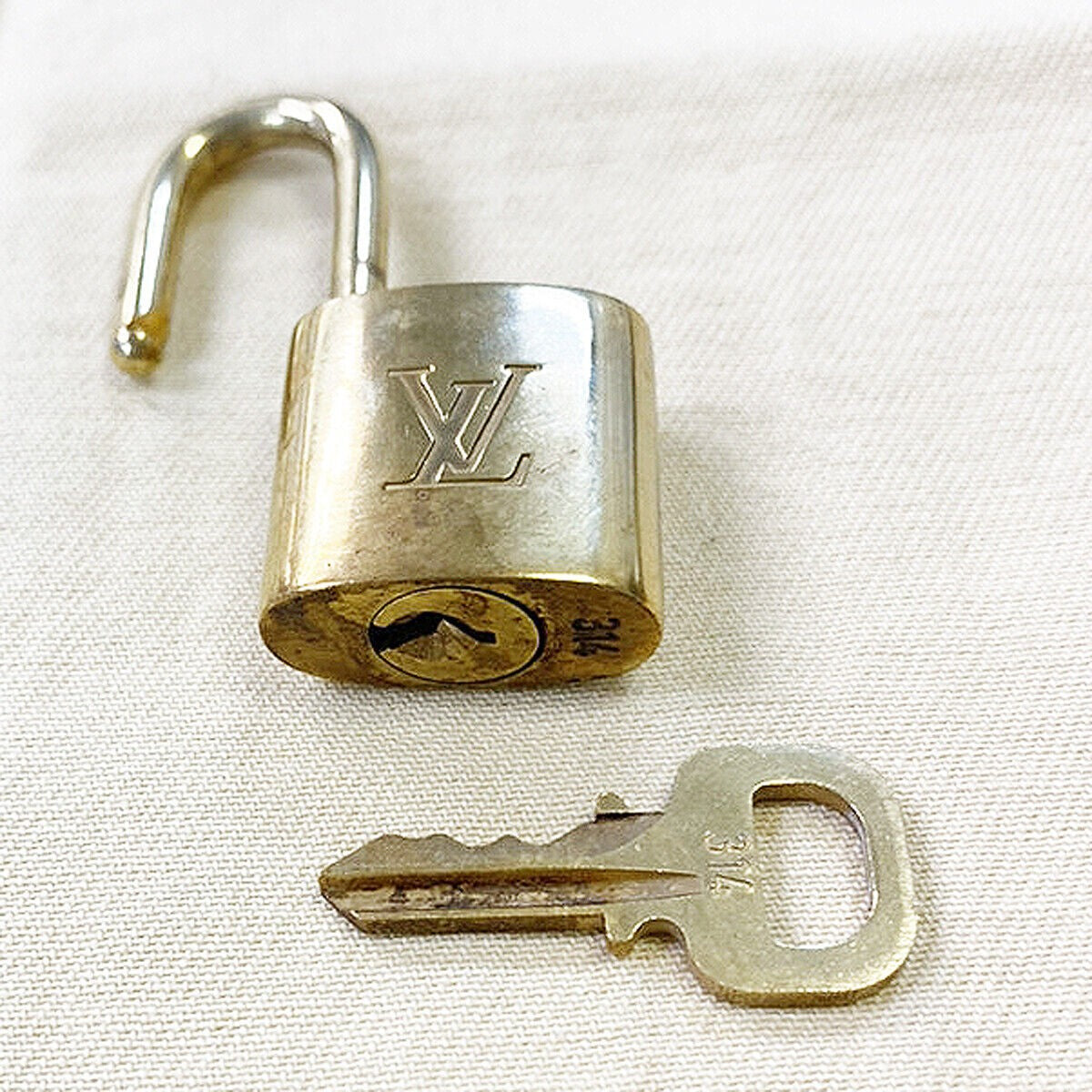 LOUIS VUITTON LV 10 SET PADLOCK CADENA KEY BAG CHARM GOLD PLATED FRANCE 33MS903