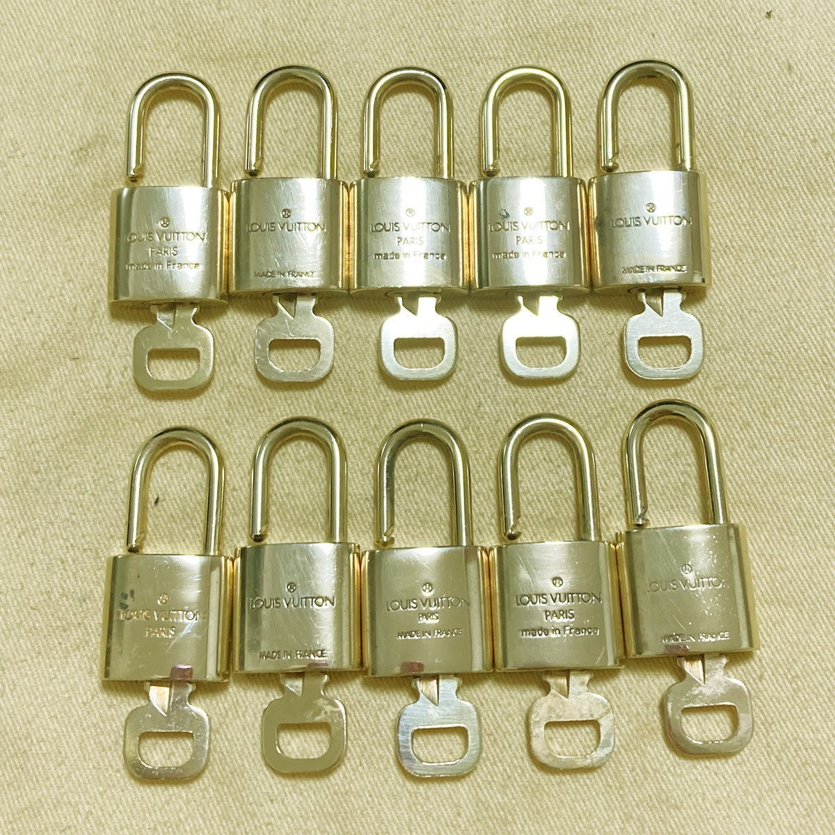 LOUIS VUITTON LV 10 SET PADLOCK KEY CHARM CADENA GOLD-PLATED FRANCE 65PDA270