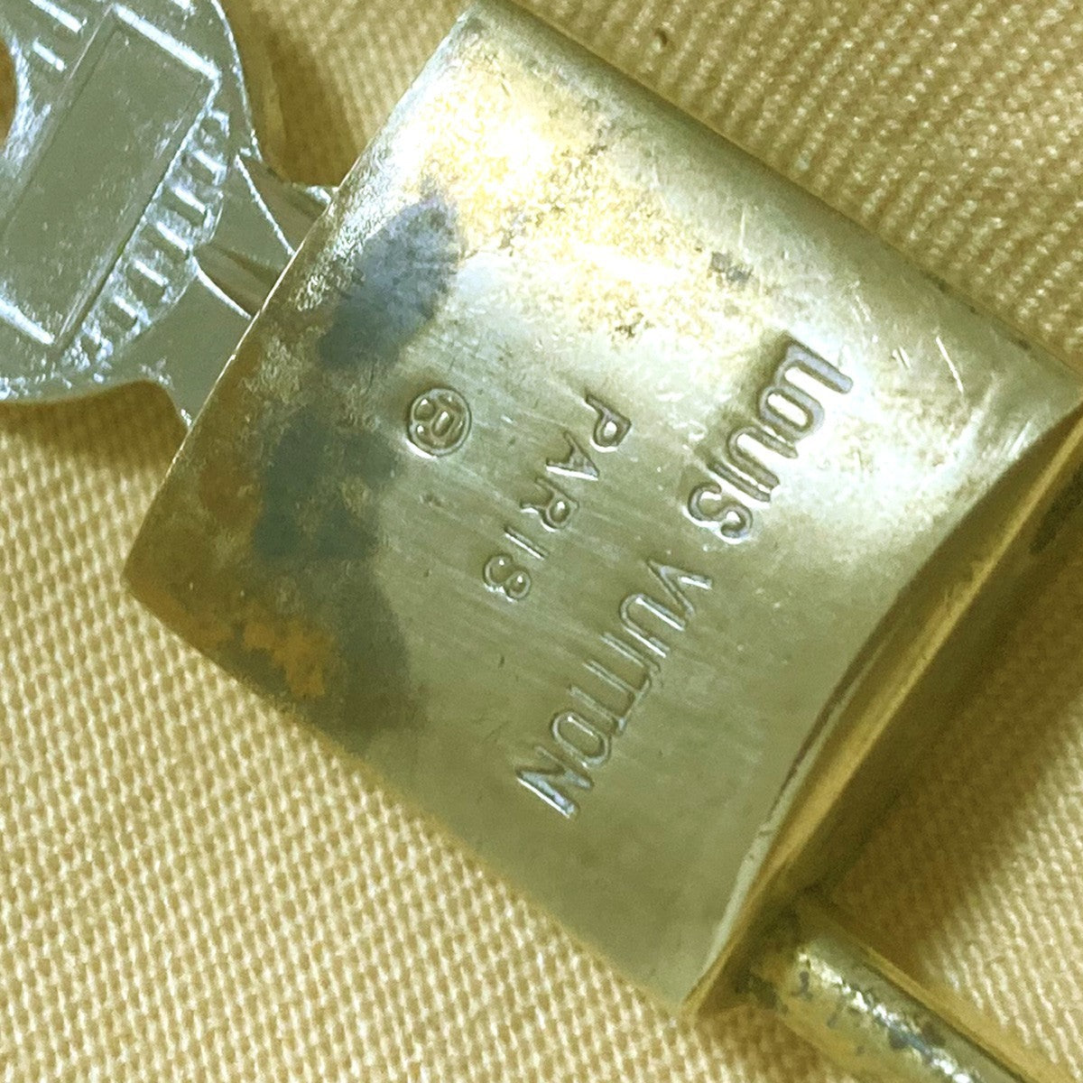 LOUIS VUITTON LV 19 SET PADLOCK KEY CHARM CADENA GOLD-PLATED FRANCE 69PDA319