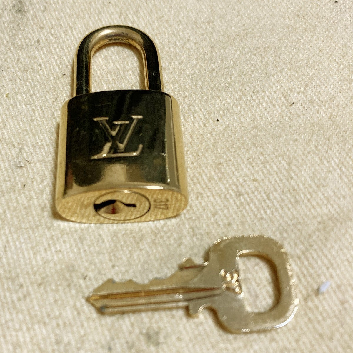 LOUIS VUITTON LV 10 SET PADLOCK KEY CHARM CADENA GOLD-PLATED FRANCE 31PDA198