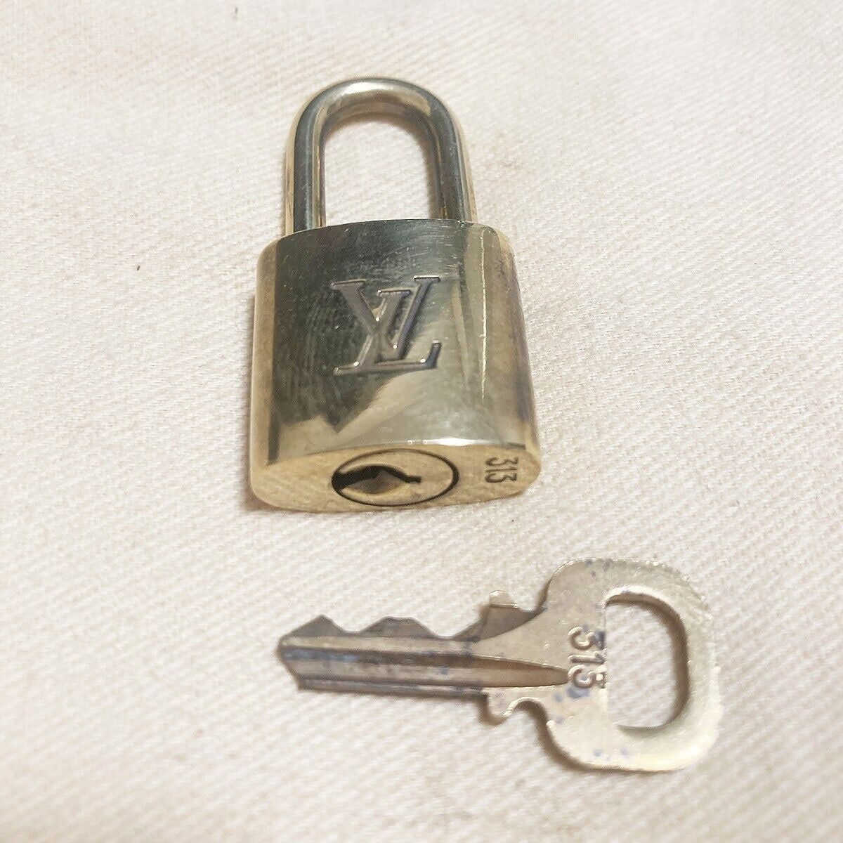LOUIS VUITTON LV 10 SET PADLOCK KEY BAG CHARM CADENA GOLD PLATED FRANCE 33YB054