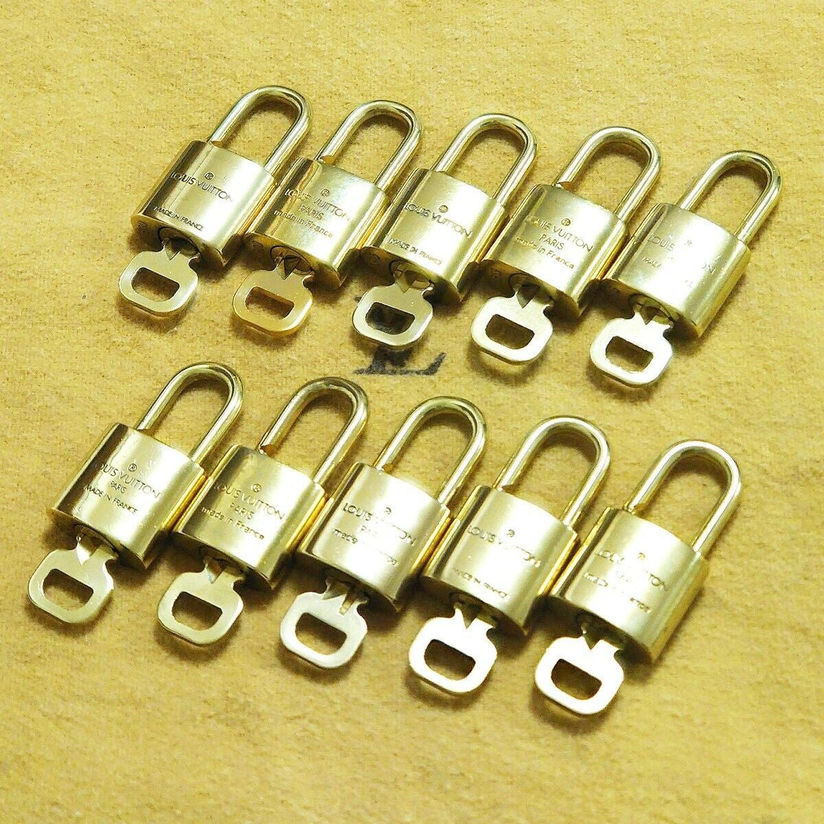 LOUIS VUITTON LV 10 SET PADLOCK KEY BAG CHARM CADENA GOLD PLATED FRANCE 35HA102