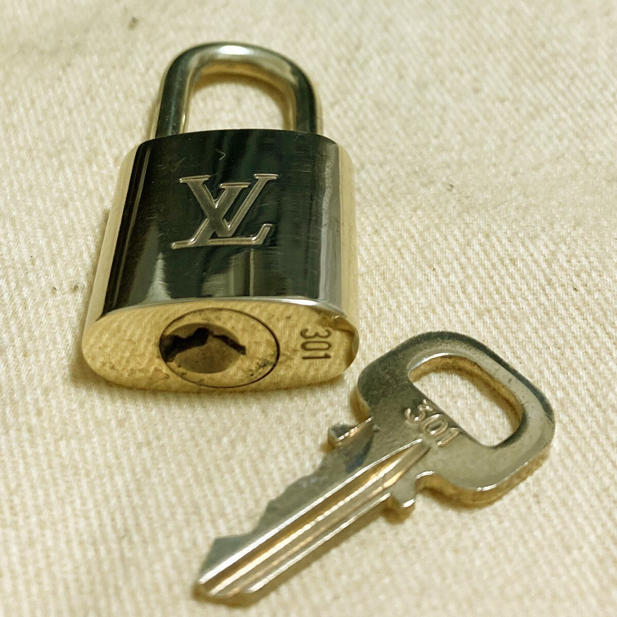 LOUIS VUITTON LV 10 SET PADLOCK KEY CHARM CADENA GOLD-PLATED FRANCE 37PDA215