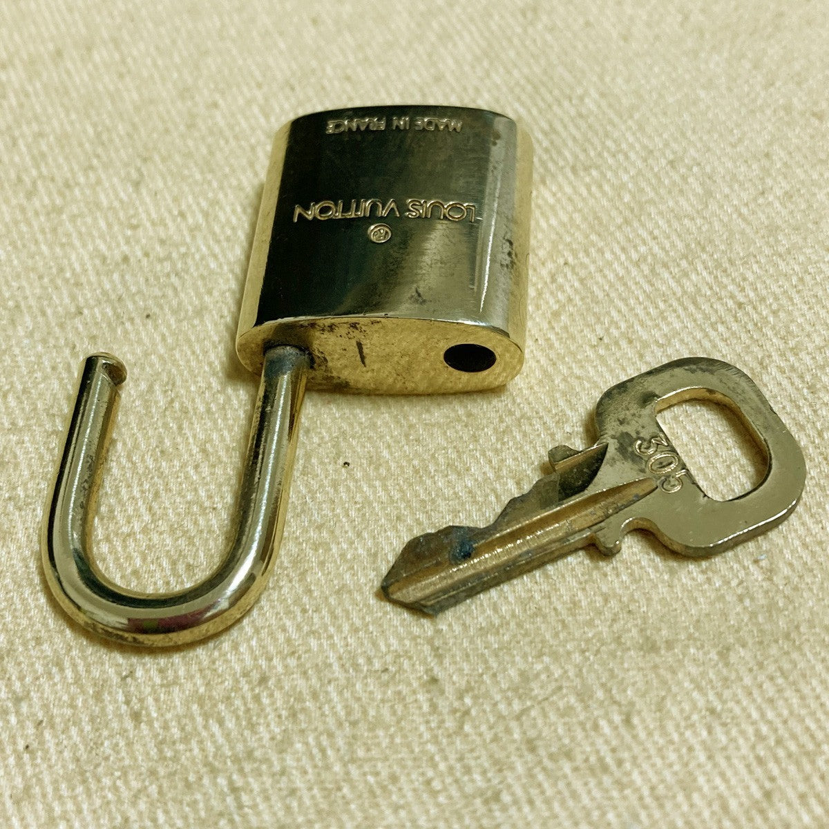 LOUIS VUITTON LV 10 SET PADLOCK KEY CHARM CADENA GOLD-PLATED FRANCE 33PDA254