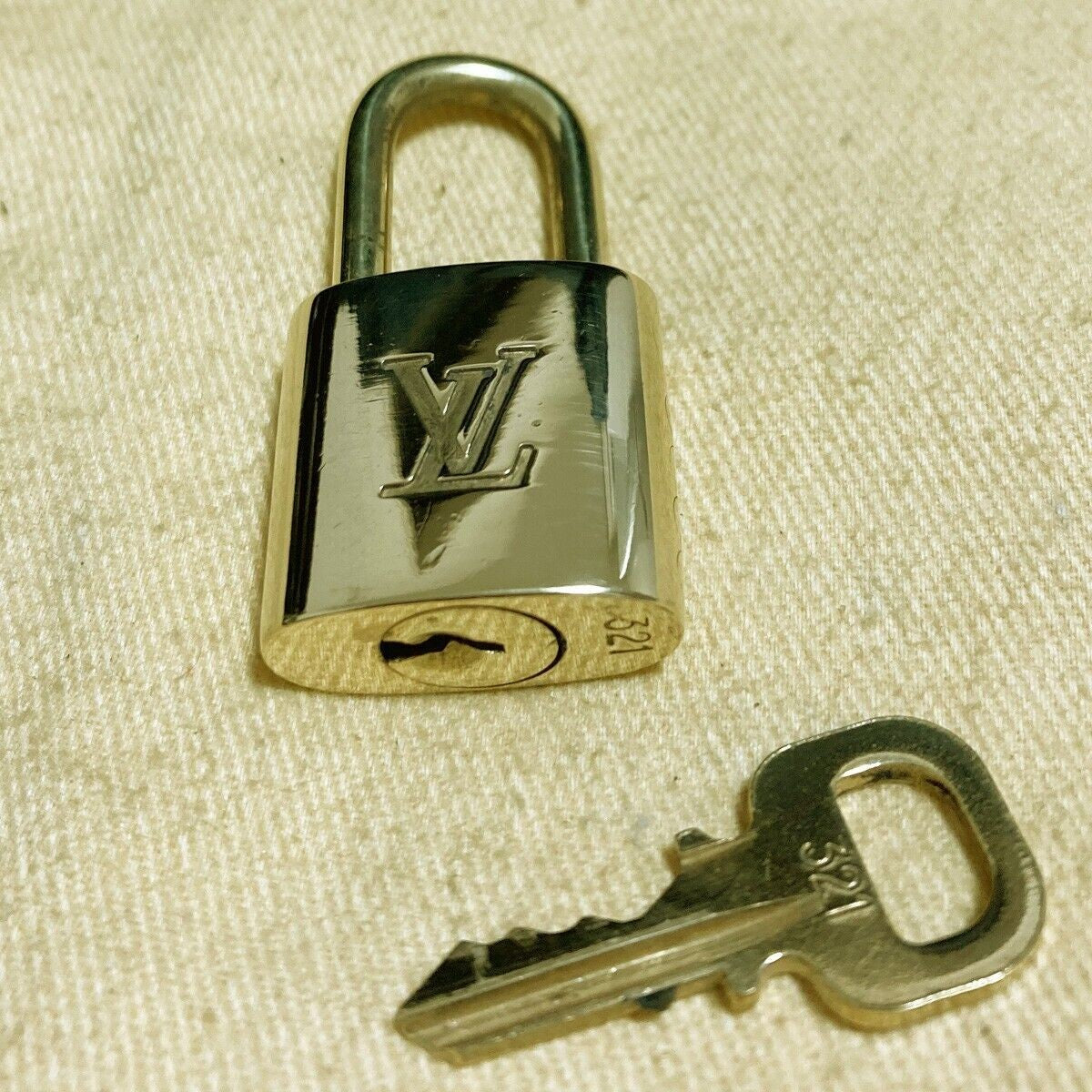 LOUIS VUITTON LV 10 SET PADLOCK KEY CHARM CADENA GOLD-PLATED FRANCE 37PDA200