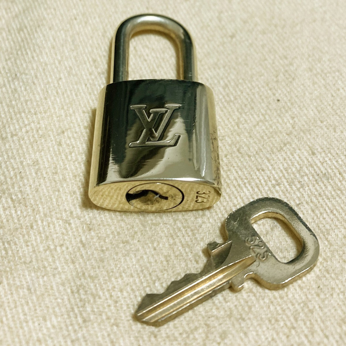 LOUIS VUITTON LV 10 SET PADLOCK KEY CHARM CADENA GOLD-PLATED FRANCE 65PDA216