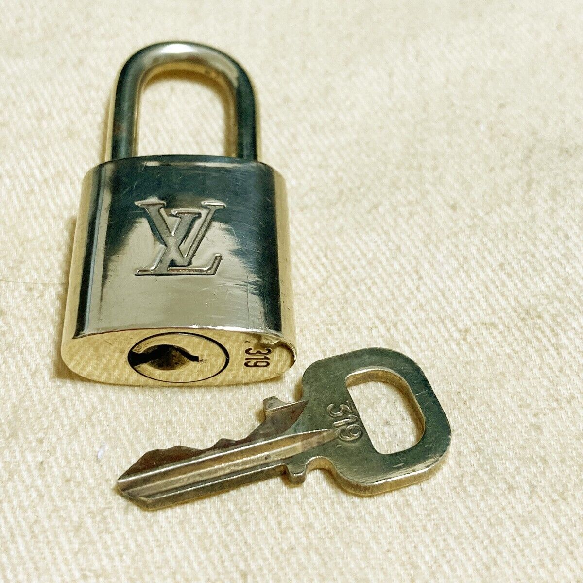 AUTHENTIC LOUIS VUITTON LV 10 SET PADLOCK KEY CHARM CADENA GOLD FRANCE 64PDA137
